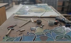 Sertissage d'un vitrail au cours de la formation ou le stage à Castres dans le Tarn en Occitanie