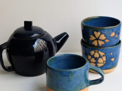 Service à thé pendant la formation céramique en Loire