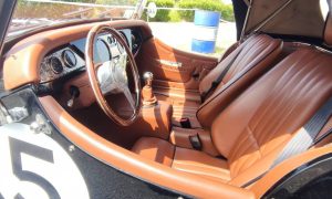 Intérieur de voiture au cours de la formation sellerie automobile avec un sellier vers Tours dans la Loire