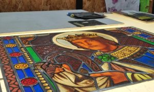 Restauration d'un vitrail dans l'atelier au cours de la formation vitrailliste proche de Toulouse à Castres dans le Tarn