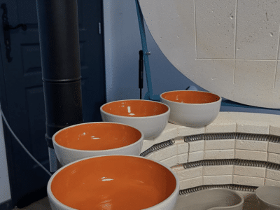 Sortie de four au cours de la formation céramique et poterie à Toulouse