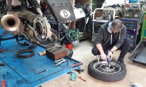 Stagiaire en Aveyron pendant la formation mécanique moto