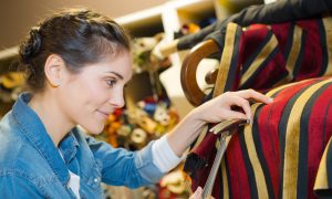 Stagiaire pendant la formation tapissier d'ameublement à Montpellier