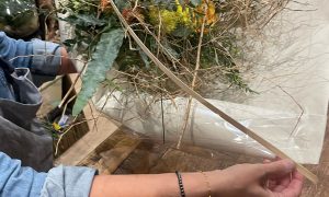 Création d'un bouquet par une stagiaire pendant la formation fleuriste à Paris