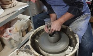 Stagiaire pendant la formation céramique en Gironde