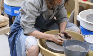 Stagiaire au cours de la formation tournage céramique à Angers, Loire