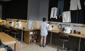 Stagiaire dans l'atelier de la formation couture à Lille dans le Nord