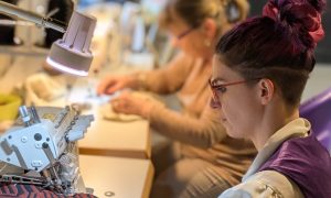 Stagiaires pendant la formation couture, mode et vêtement à Montpellier