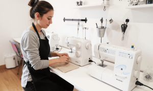 Stagiaire pendant la formation couture en Normandie : mode et vêtement flou