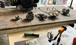 Stagiaire pendant la formation mécanique automobile à Cavaillon vers Aix-en-Provence