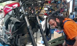 Stagiaire pendant la formation mécanique moto