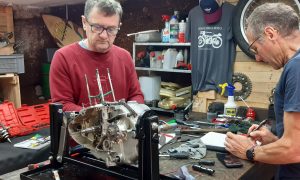 Stagiaire pendant la formation mécanique motocycle