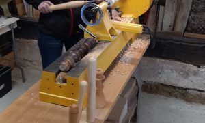 Stagiaire pendant la formation tournage sur bois entre Toulouse et Auch