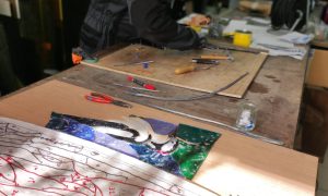 Elève au cours de la formation ou le stage vitrailliste proche de Toulouse à Castres dans le Tarn en Occitanie