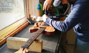 Stagiaire au cours de la formation lutherie en guitare avec un luthier à Nantes en Loire Atlantique