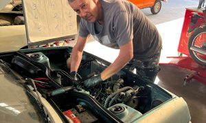 Stagiaire sur un moteur pendant la formation mécanicien automobile en PACA