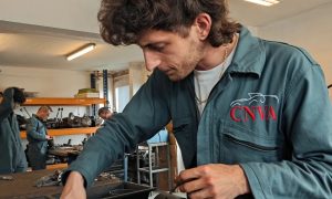 Stagiaires dans l'atelier pendant la formation mécanique auto vers Paris