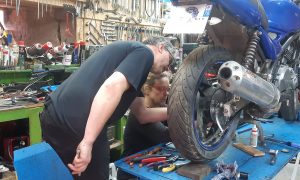 Stagiaires pendant la formation mécanicien moto