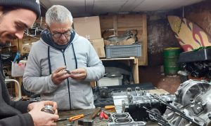 Stagiaires pendant la formation mécanicien motocycle