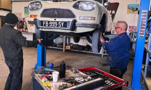 Stagiaires sur une voiture pendant la formation mécanique auto en PACA
