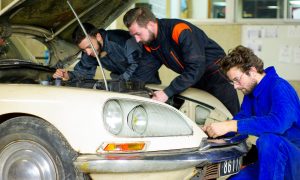 Stagiaires pendant la formation mécanique automobile vers Paris