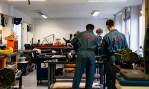 Stagiaires pendant la formation mécanique auto en Ile-de-France