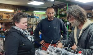 Stagiaires pendant la formation mécanique moto