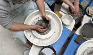 Stagiaires au cours de la formation poterie à Angers, Loire