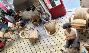 Stagiaires au cours de la formation tapissier garnisseur à Lyon