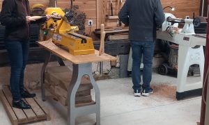 Stagiaires pendant la formation tourneur sur bois entre Toulouse et Auch