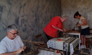 Stagiaires au cours de la formation vannerie avec un vannier en Bourgogne
