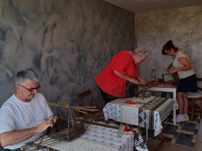 Stagiaires au cours de la formation vannerie avec un vannier en Bourgogne