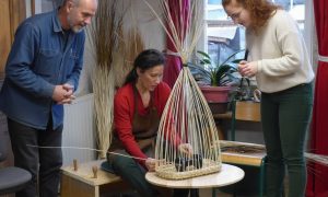 Stagiaires au cours de la formation vannerie avec un vannier en région Grand Est