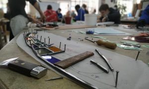 Stagiaires sur un vitrail au cours de la formation ou le stage vitrailliste proche de Toulouse à Castres dans le Tarn