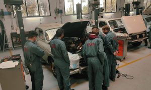 Stagiaires sur moteur pendant la formation mécanique automobile vers Paris