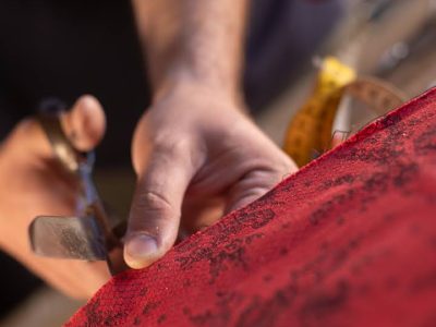 Apprentissage des gestes pendant la formation tapissier d'ameublement à Toulouse