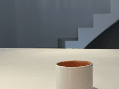 Tasse bicolore au cours de la formation céramiste potier à Toulouse