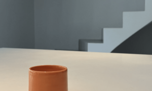 Tasse orange au cours de la formation céramiste potier à Toulouse