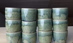 Tasses au cours de la formation céramique et poterie avec un céramiste vers Auch dans le Gers