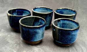 Tasses de Lucie pendant la formation céramique et poterie avec une céramiste vers Mâcon