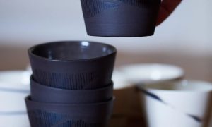 Tasses pendant la formation céramique et poterie vers Nantes
