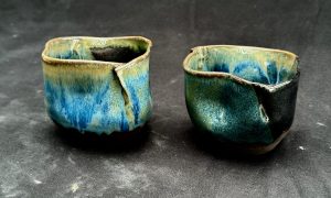 Tasses originales de Lucie pendant la formation céramique et poterie avec une céramiste vers Mâcon
