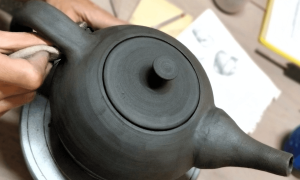 Théière pendant la formation céramique avec une céramiste à Pau dans le Béarn