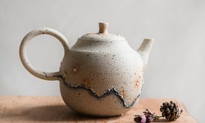 Théière de Camille pendant la formation céramique en Charente