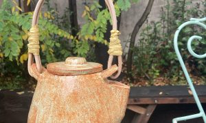 Théière faite par un élève de l'atelier - formation céramique et poterie à Marseille