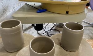 Tour de potier au cours de la formation céramique avec une céramiste entre Chartres et Orléans