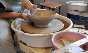 Entrainement au cours de la formation tournage céramique et poterie avec une céramiste vers Caen en Normandie