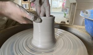 Tournage au cours de la formation céramique avec une céramiste entre Chartres et Orléans