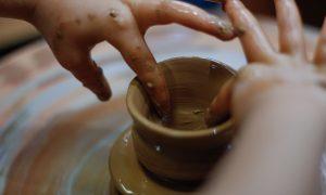 Tournage céramique pendant la formation poterie à Béziers
