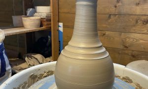 Tournage céramique pendant la formation poterie en Dordogne